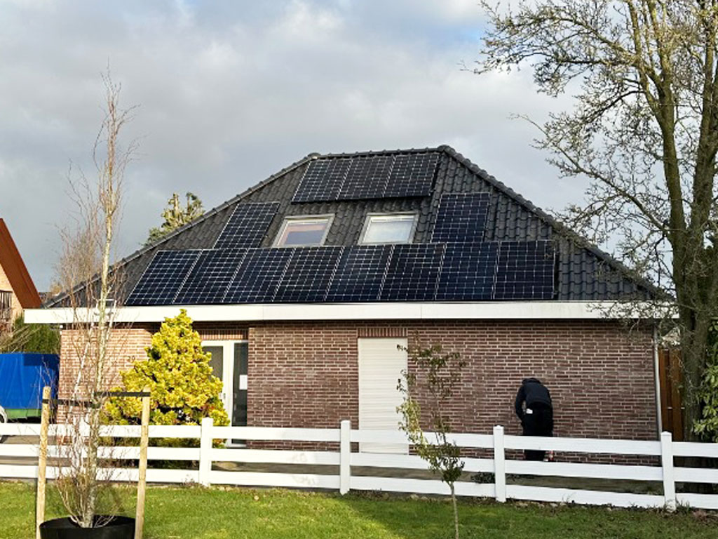 Installatie van 22 SunPower panelen in Sint Willebrord